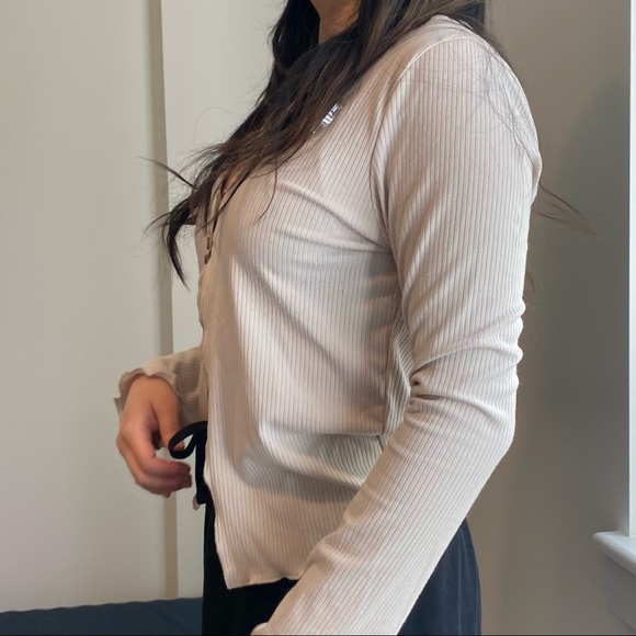 2-button cardigan top - Picture 4 of 6